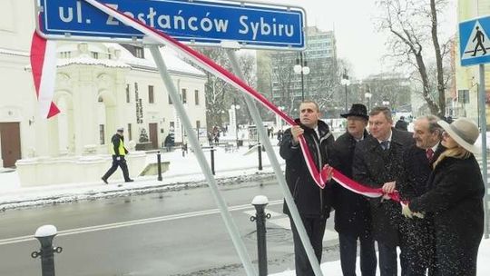Uroczyście odsłonili tablicę z nazwą ulicy. Z okazji rocznicy [zdjęcia]