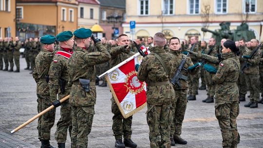Uroczyste zaprzysiężenie żołnierzy 18. Dywizji Zmechanizowanej na Placu Zamkowym w Lublinie Uroczyste zaprzysiężenie żołnierzy 18. Dywizji Zmechanizowanej na Placu Zamkowym w Lublinie