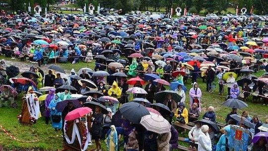 Uroczystości maryjne w Wąwolnicy. Tłumy pielgrzymów na rocznicy koronacji figury