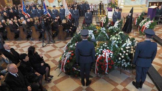 Uroczystości pogrzebowe poległych w zamachu w Tunezji (wideo)