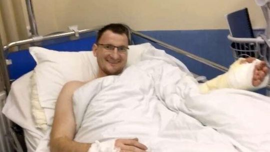 Urodził się bez dłoni, przeszczepili mu ją lekarze. Pierwszy taki zabieg na świecie (wideo)