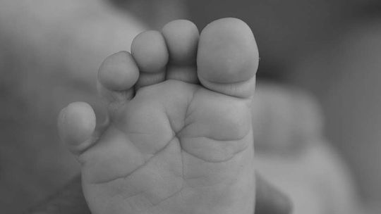 Urodziła córkę, zawinęła w ręczniki i schowała w szufladzie. Dziecko konało kilkanaście minut