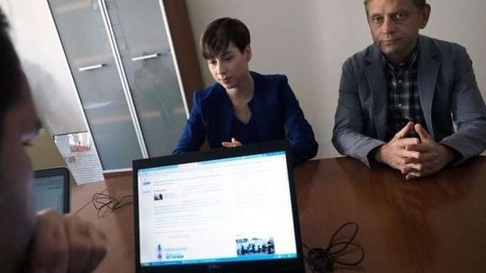 Urszula Bury, Nowoczesna Ryszarda Petru: Karta nauczyciela jest do zmiany (czat)