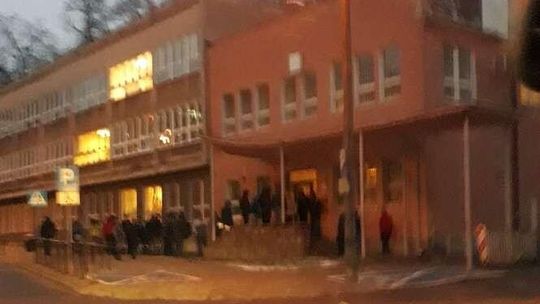 Urząd jeszcze zamknięty, a na zewnątrz już kolejka. Interesanci klną, urzędnicy bezradni