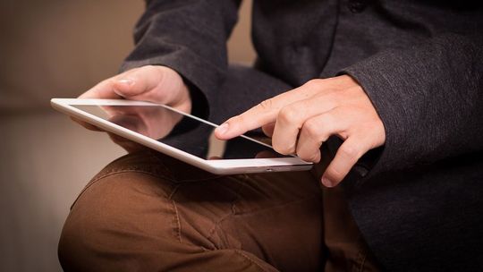 Urząd kupił radnym tablety. Chcą je oddać dzieciom. "Boją się elektroniki?"