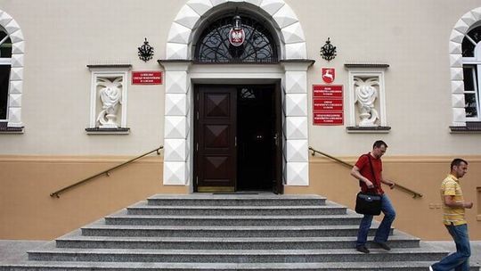 Urząd ma 15 prawników. Ale marszałek wynajął kolejnych