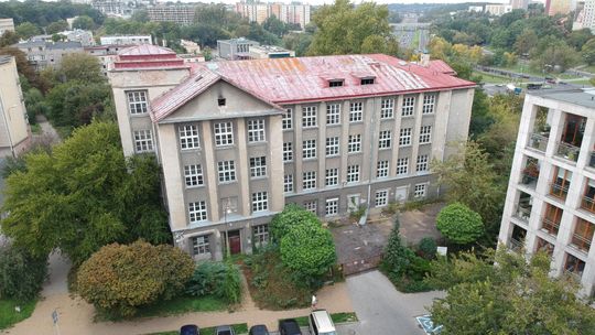 Urząd sprzedał budynek po szkole. Kupiła spółka z Piotrkowa, mieszkania zrobi spółka z Lublina