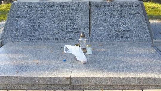 Urządzili sobie piknik na płycie pomnika żołnierzy AK