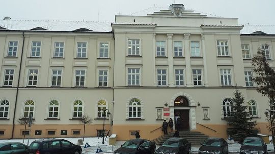 Urzędnicy dostali trzynaste pensje. Dla jednych 30 zł, dla innych 16 tysięcy zł