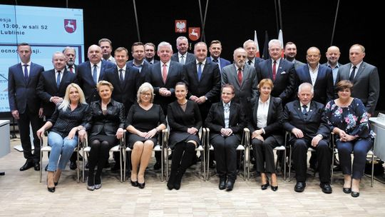 Urzędnicy marszałka dostali już premie przedświąteczne. "Znam pracowników, trzeba im podziękować za ich pracę"
