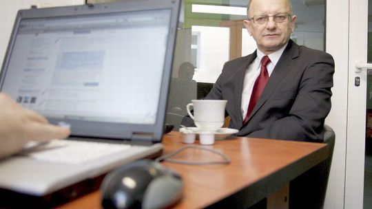 Urzędnicy mieli odpisywać na maile mieszkańców. Zwlekają z odpowiedzią