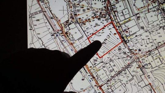 Urzędnicy wytknęli nieprawidłowości geodetom. "Szastanie pieniędzmi, mąż jako przełożony"
