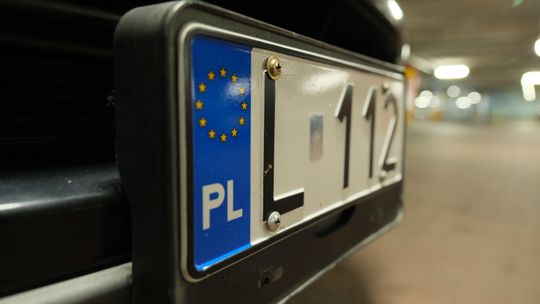 Urzędnicy zamawiają tablice rejestracyjne. Jedna firma trafiła idealnie z ceną