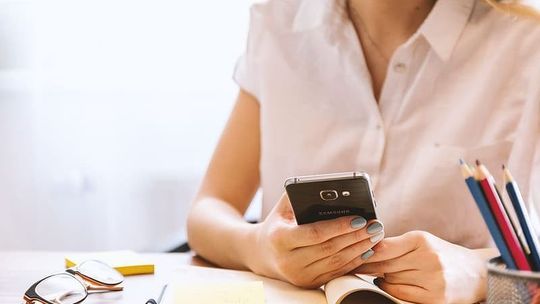 Urzędniczka marszałka poskarżyła się na dyrektora, bo przełożony miał rozchylić jej dekolt