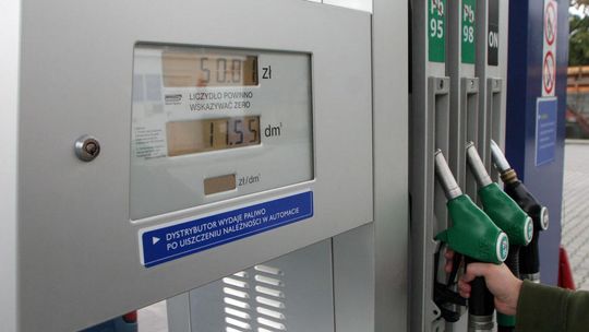 Urzędnik zatankował służbowy samochód, ale paliwo nalał też do kanistra. Tego się nie spodziewał