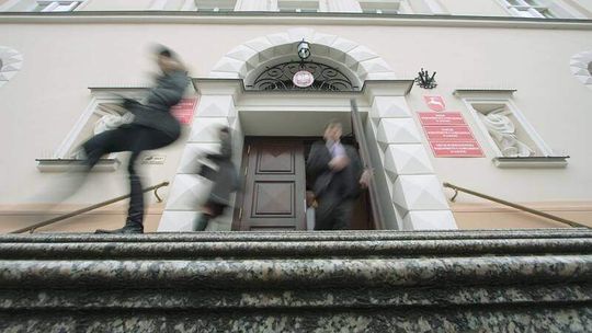 Urzędnik zwolniony dyscyplinarnie? Nie szkodzi