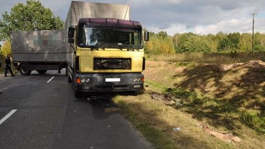 Uściąż. Rowerzysta wpadł pod ciężarówkę
