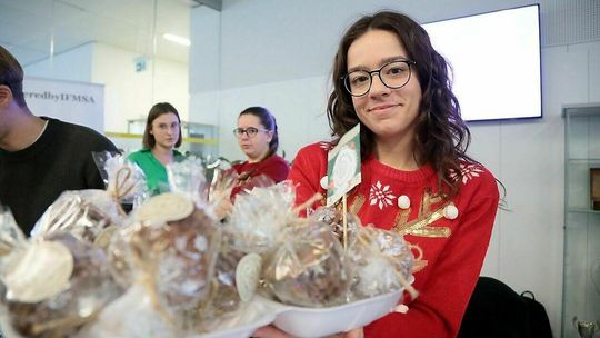 Uśmiech dzieci za zakup słodkości. Trwa kiermasz