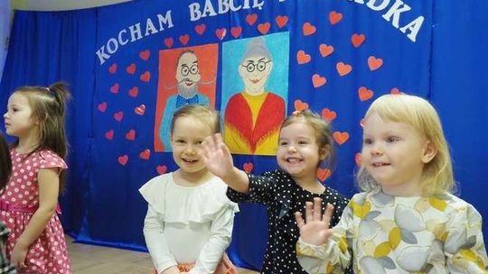 Uśmiech i wzruszenie. Dzień babci i dziadka u przedszkolaków