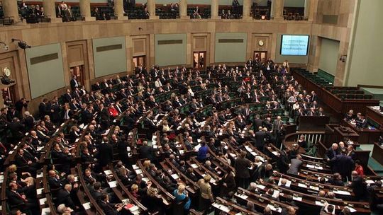 Ustawa emerytalna uchwalona. \"Solidarność\" zablokowała Sejm