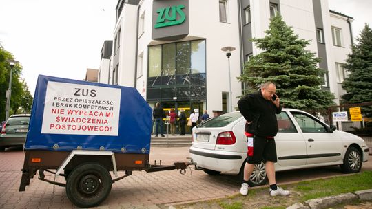 Ustawił przyczepkę i protestuje przed ZUS-em. Przez błąd urzędnika od dwóch miesięcy nie otrzymał pomocy