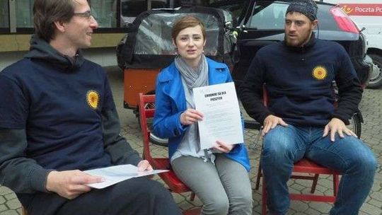 Ustawili krzesła, żeby samochody nie wjeżdżały na chodnik. Akcja w centrum Lublina