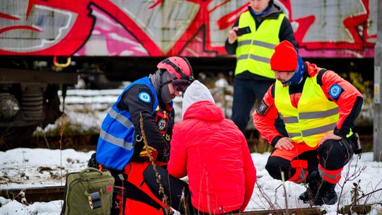 "Ustawka" przy hali PKP Cargo. Dziesiątki „poszkodowanych” i duża akcja ratunkowa