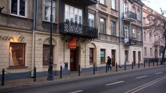 Usuną słupki przy ul. Narutowicza. Koniec przeciskania się