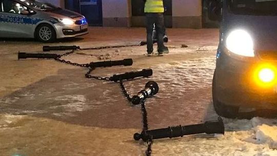 Uszkodził słupki na pl. Litewskim, później dziwnie się zachowywał. Trafił do szpitala [zdjęcia]