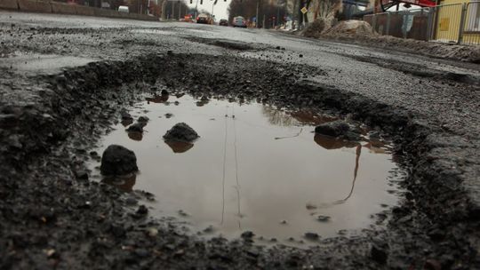Uszkodziłeś auto na dziurze? Złóż wniosek o odszkodowanie