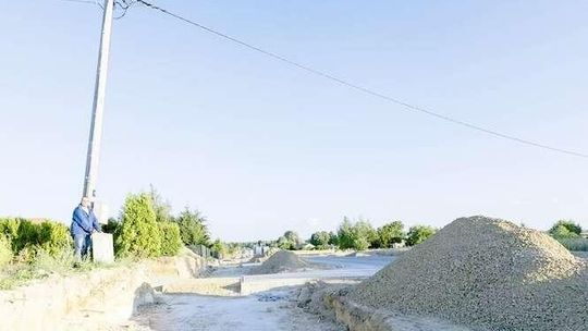 Uszkodzili słup i zniszczyli mu elewację podczas budowy drogi. "Kierowca wywrotki odjechał"