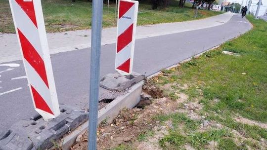 Uszkodzona ścieżka, zapadnięty chodnik. Kto to naprawi? Nie wiadomo