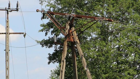 Uszkodzony słup energetyczny straszy w Rudach