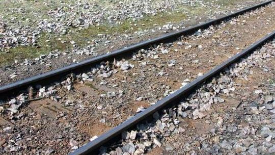 Utknął samochodem na torach, bo tak poprowadziła go nawigacja. Mogło dojść do katastrofy