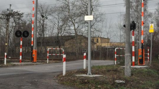 Utknęła samochodem pomiędzy opuszczonymi zaporami na przejeździe kolejowym. "Nie zauważyłam świateł"