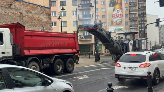 Utrudnienia drogowe w centrum miasta. Drogowcy zrywają asfalt Remont ul. Mościckiego