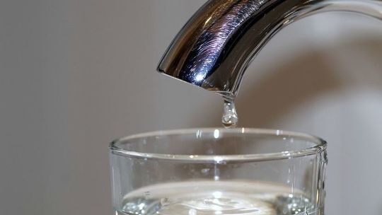 Utrudnienia na al. Długosza. Wszystkiemu winna awaria sieci wodociągowej