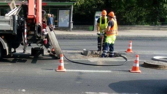 Utrudnienia na Al. Racławickich. Wodociągowcy na jezdni