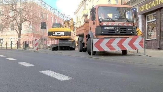 Utrudnienia na Bernardyńskiej wcześniej. Odkryli pozostałości po XVII-wiecznych rurach