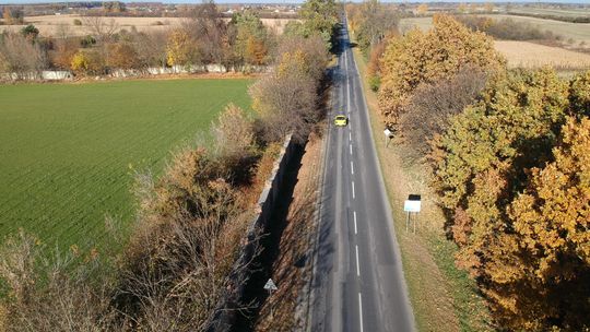 Utrudnienia na dk 63. Na drogę wylał się olej