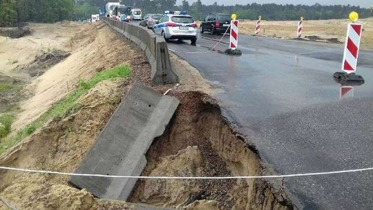 Utrudnienia na drodze wylotowej z Puław. Po ulewie obsunęła się skarpa