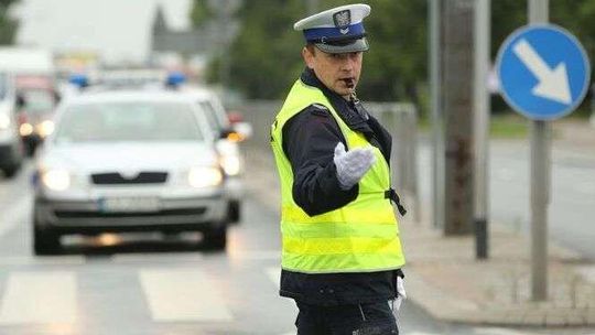 Utrudnienia na "krajowej 17". Zepsuta ciężarówka blokuje przejazd 