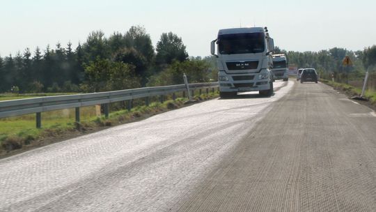 Utrudnienia na trasie Puławy – Dęblin. W końcu kładą tam nowy asfalt