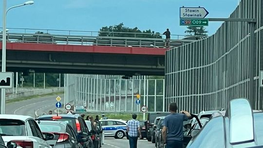 Utrudnienia na wylotówce z Lublina. Mężczyzna chciał skoczyć z wiaduktu