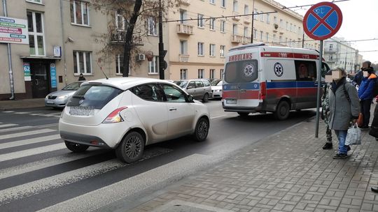 Utrudnienia po wypadku na ul. Narutowicza. Auto potrąciło 10-latka na przejściu
