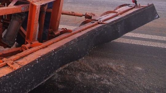 Utrudnienia w ruchu na drodze Łęczna - Włodawa. Solarka wpadła do rowu