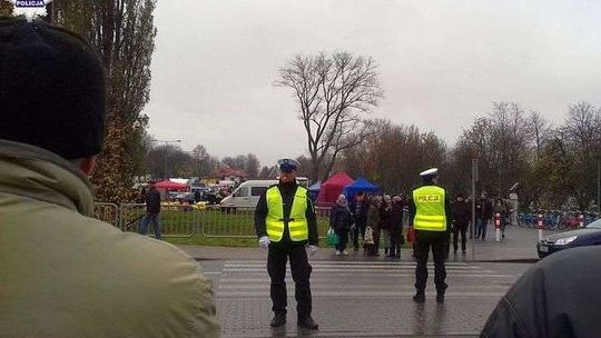 Uwaga na drogi w okolicach cmentarzy. Utrudnienia w ruchu, liczne kontrole policji