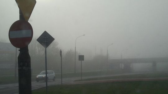Uwaga na gęstą mgłę. Widoczność poniżej 200 metrów