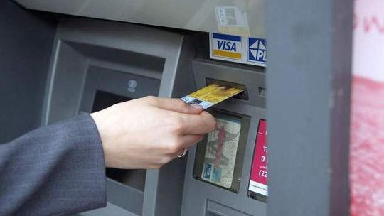 Uwaga na skanowanie kart do bankomatu. Jak się uchronić?