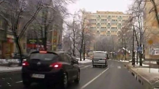 "Uwaga Pirat". Policjanci z Puław łamią przepisy? Nagrał ich internauta